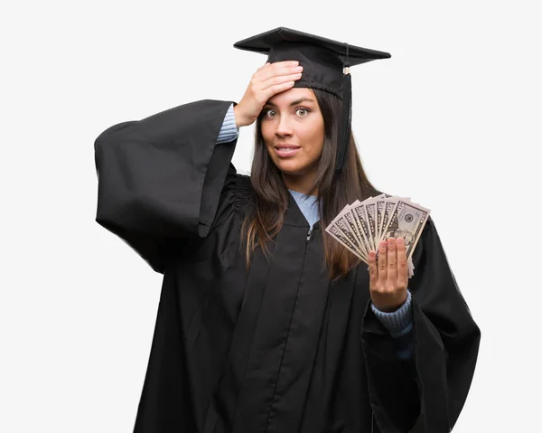 Jovem Hispânica Vestindo Uniforme Graduado Segurando Dólares Estressado Com Mão — Fotografia de Stock