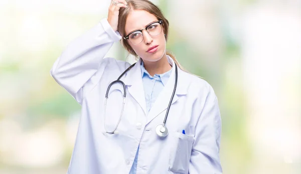 Hermosa Joven Doctora Rubia Vistiendo Uniforme Médico Sobre Fondo Aislado — Foto de Stock