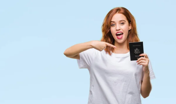 Νεαρή Όμορφη Γυναίκα Που Κατέχουν Διαβατήριο Των Ηνωμένων Πολιτειών Της — Φωτογραφία Αρχείου