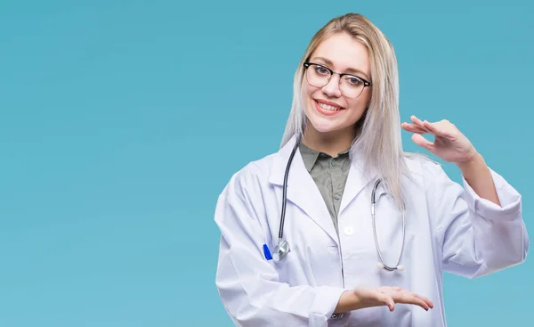Jonge Blonde Dokter Vrouw Geïsoleerde Achtergrond Gebaren Met Handen Tonen — Stockfoto