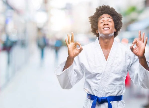 Afro Amerikansk Man Bär Karate Kimono Över Isolerade Bakgrund Koppla — Stockfoto