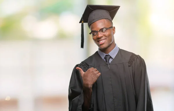 Junger Afrikanisch Amerikanischer Mann Mit Hochschulabschluss Über Isoliertem Hintergrund Lächelt — Stockfoto