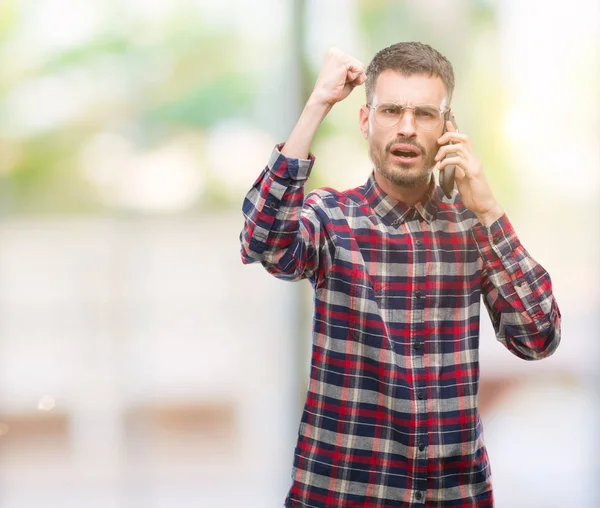 Giovane Hipster Adulto Che Parla Telefono Infastidito Frustrato Urlando Con — Foto Stock