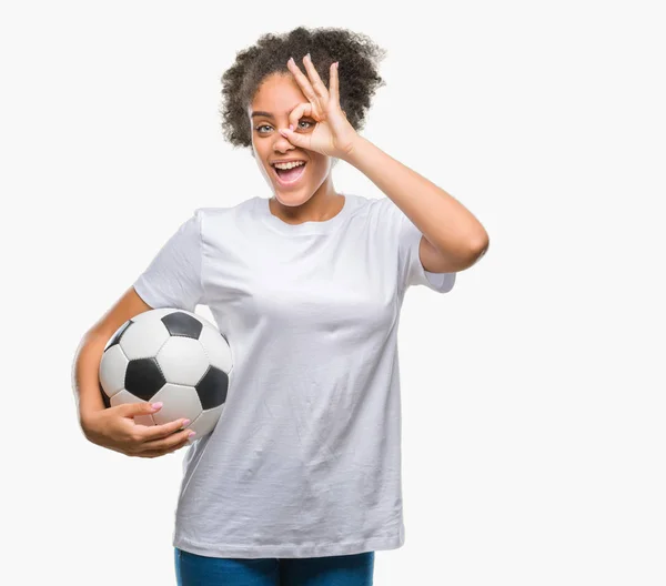 Jovem Bela Afro Americana Segurando Bola Futebol Sobre Fundo Isolado — Fotografia de Stock