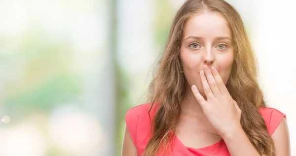 Mladá Blond Žena Nosí Růžové Šaty Kryt Ústa Rukou Šokován — Stock fotografie