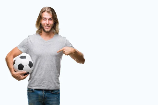 Jovem Homem Bonito Com Cabelos Longos Sobre Fundo Isolado Segurando — Fotografia de Stock