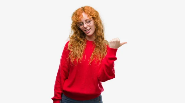 Unga Rödhårig Kvinna Röd Tröja Leende Med Glada Ansikte Tittar — Stockfoto