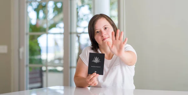 Síndrome Mujer Casa Con Pasaporte Australiano Con Mano Abierta Haciendo — Foto de Stock