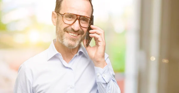 Uomo Mezza Età Con Occhiali Felice Parlando Con Uno Smartphone — Foto Stock