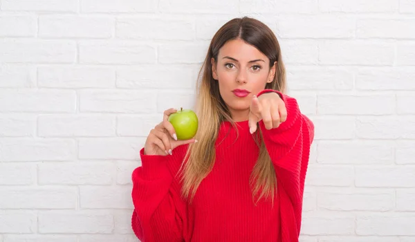 Mujer Adulta Joven Sobre Pared Ladrillo Blanco Comiendo Manzana Verde —  Fotos de Stock