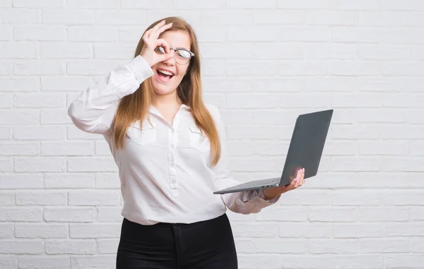 Young Adult Business Woman White Brick Wall Holding Computer Laptop — Stock Photo, Image