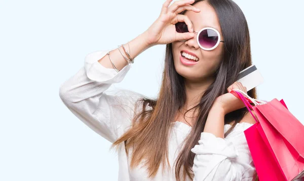 Młoda Kobieta Azjatyckich Trzymając Torby Zakupy Sprzedaż Białym Tle Szczęśliwy — Zdjęcie stockowe