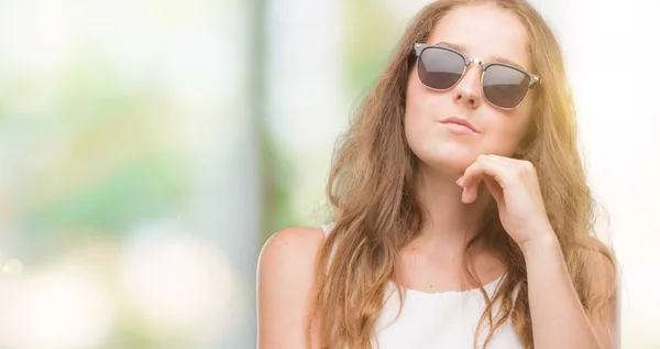 Mujer Rubia Joven Con Gafas Sol Con Mano Barbilla Pensando —  Fotos de Stock