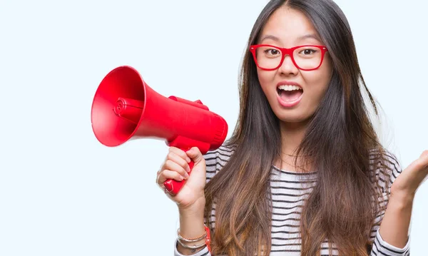 Jonge Aziatische Vrouw Houdt Van Megafoon Geïsoleerde Achtergrond Erg Blij — Stockfoto