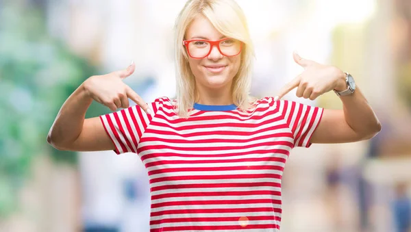 Junge Schöne Blonde Frau Mit Brille Über Isoliertem Hintergrund Sieht — Stockfoto