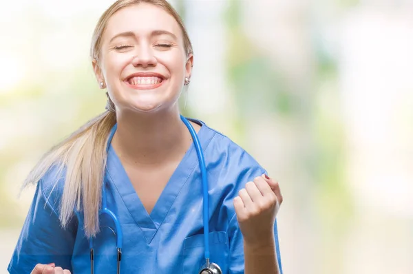 Jonge Blonde Chirurg Dokter Vrouw Geïsoleerde Achtergrond Erg Blij Opgewonden — Stockfoto