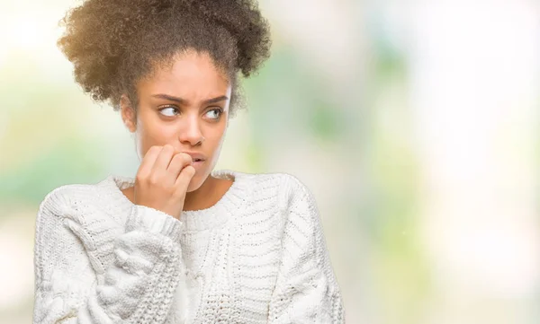 年轻的美国黑人妇女穿着冬季毛衣在孤立的背景看起来紧张和紧张 用手在嘴咬指甲 焦虑问题 — 图库照片