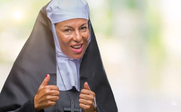勝利のサインをやって指を表示するカメラを笑みを浮かべて隔離された背景に中年シニア キリスト教カトリック修道女女 — ストック写真