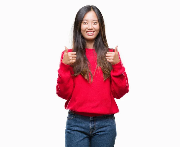 Junge Asiatische Frau Trägt Winterpullover Über Isoliertem Hintergrund Erfolgszeichen Tut — Stockfoto