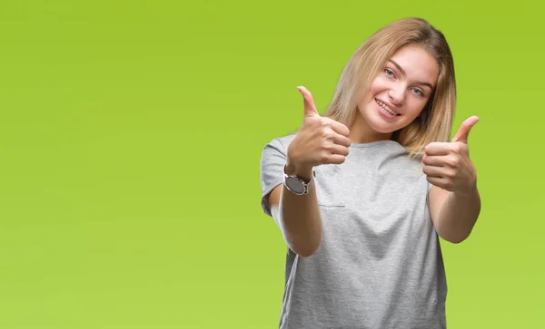 Mulher Caucasiana Jovem Sobre Fundo Isolado Aprovando Fazer Gesto Positivo — Fotografia de Stock