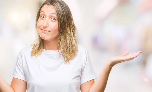 Mulher Bonita Jovem Sobre Fundo Isolado Expressão Indolente Confuso Com — Fotografia de Stock