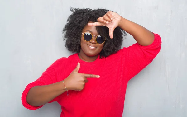Mladý Američan Afričana Velikost Ženy Přes Zeď Šedá Grunge Sluneční — Stock fotografie