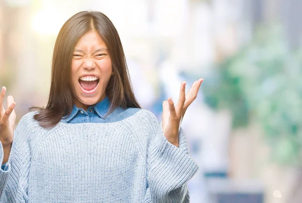 Junge Asiatische Frau Winterpullover Über Isoliertem Hintergrund Feiert Verrückt Und — Stockfoto