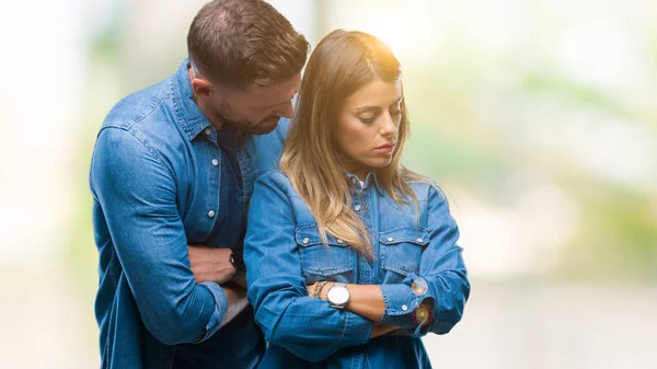 Ungt Par Kärlek Över Isolerade Bakgrund Skeptiker Och Nervös Ogillande — Stockfoto