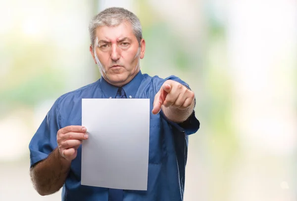 Bonito Homem Sênior Segurando Papel Folha Branco Sobre Fundo Isolado — Fotografia de Stock