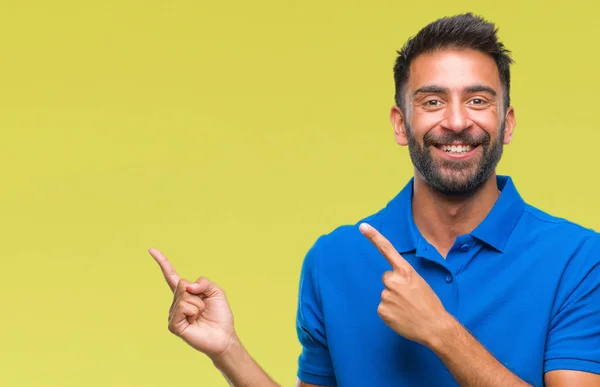 Homem Hispânico Adulto Sobre Fundo Isolado Sorrindo Olhando Para Câmera — Fotografia de Stock