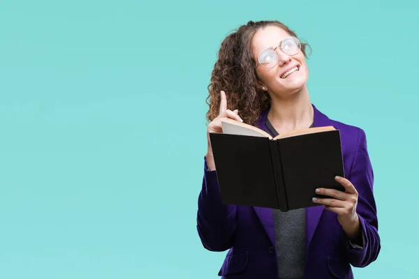 Jeune Étudiante Brune Portant Uniforme Scolaire Lisant Livre Sur Fond — Photo