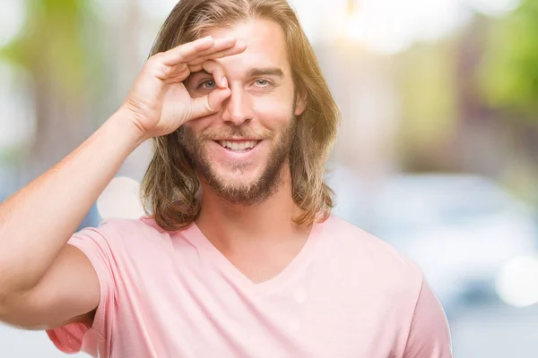 Jovem Homem Bonito Com Cabelos Longos Sobre Fundo Isolado Fazendo — Fotografia de Stock