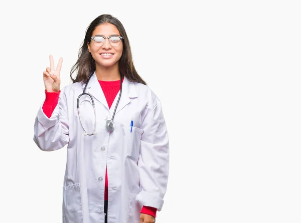 Jonge Arabische Dokter Vrouw Geïsoleerde Achtergrond Weergeven Met Vingers Omhoog — Stockfoto