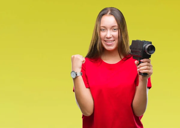 Jovem Bela Mulher Caucasiana Filmando Usando Câmera Vídeo Vintage Sobre — Fotografia de Stock