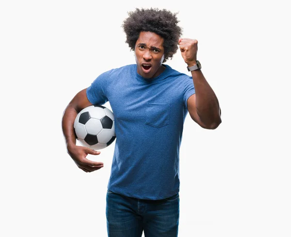 アフロ アメリカ人悩まされて孤立した背景にサッカー ボールと狂気と怒り概念の上げられた手で叫んで 怒りと不満の叫びを保持 — ストック写真