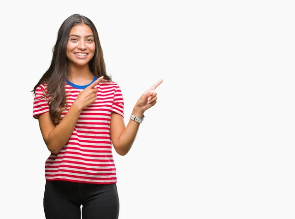 Joven Mujer Árabe Hermosa Sobre Fondo Aislado Sonriendo Mirando Cámara —  Fotos de Stock