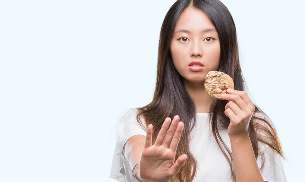 Jeune Femme Asiatique Manger Biscuit Aux Pépites Chocolat Sur Fond — Photo