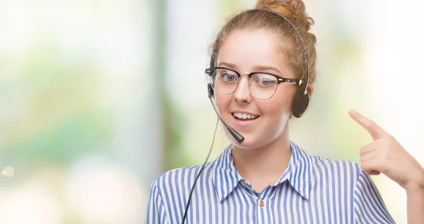 Jonge Blonde Call Center Operator Vrouw Erg Blij Wijzen Met — Stockfoto