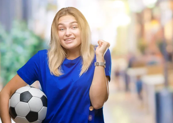 Jeune Femme Caucasienne Tenant Ballon Football Sur Fond Isolé Criant — Photo
