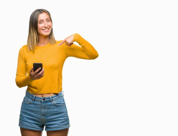 Jovem Bela Mulher Enviando Mensagem Usando Smartphone Sobre Fundo Isolado — Fotografia de Stock