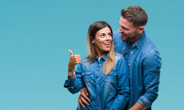 Pareja Joven Enamorada Sobre Fondo Aislado Sonriendo Con Cara Feliz —  Fotos de Stock