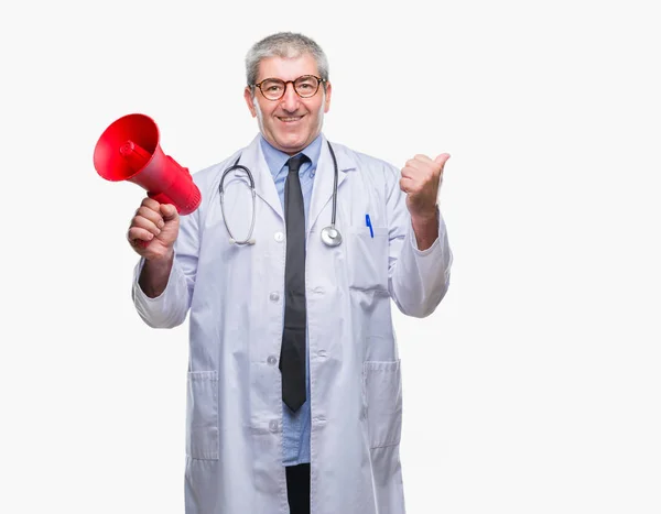 Bonito Médico Sênior Homem Gritando Através Megafone Sobre Fundo Isolado — Fotografia de Stock