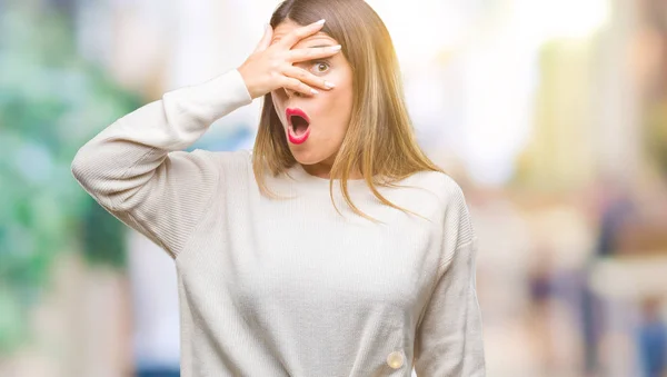 Mooie Jongedame Casual Witte Trui Geïsoleerde Achtergrond Gluren Schok Voor — Stockfoto