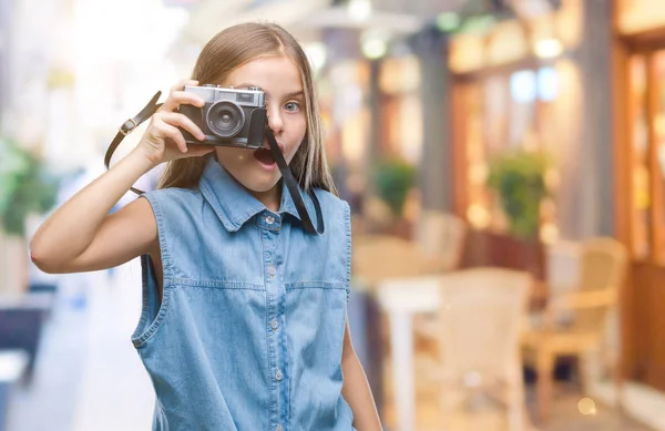 Молодая Красивая Девушка Делает Фотографии Помощью Винтажной Камеры Изолированном Фоне — стоковое фото