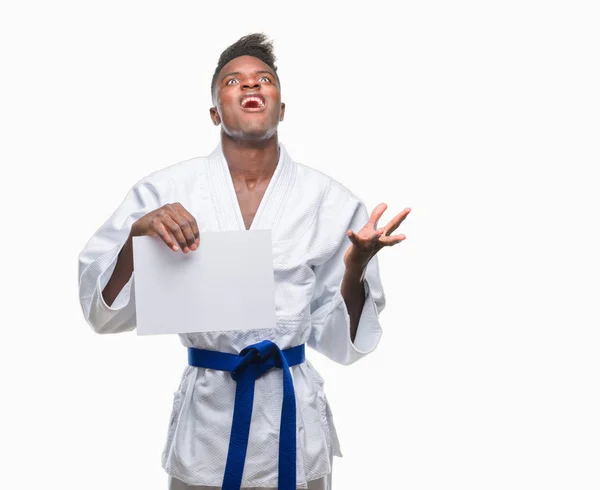 Joven Hombre Afroamericano Sobre Fondo Aislado Usando Kimono Sosteniendo Papel — Foto de Stock