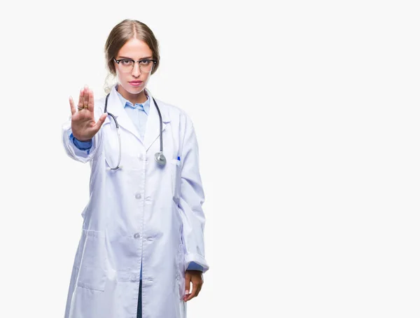 Linda Jovem Mulher Médica Loira Vestindo Uniforme Médico Sobre Fundo — Fotografia de Stock