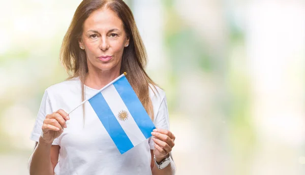 Латиноамериканка Средних Лет Держит Флаг Аргентины Изолированном Фоне Уверенным Выражением — стоковое фото