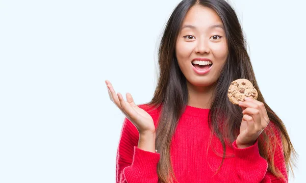 Joven Mujer Asiática Comiendo Galletas Chocolate Sobre Fondo Aislado Muy —  Fotos de Stock