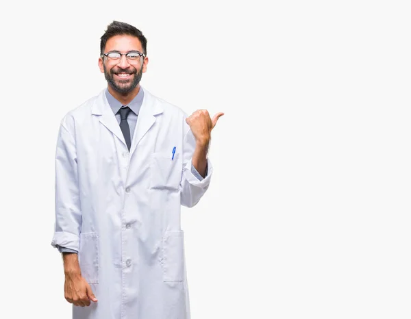 成人ヒスパニック系の科学者や医師の男性を探していると親指側に上向きの幸せそうな顔を浮かべて孤立の背景に白のコートを着て — ストック写真