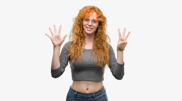 Junge Rothaarige Frau Zeigt Und Zeigt Mit Finger Nummer Acht — Stockfoto